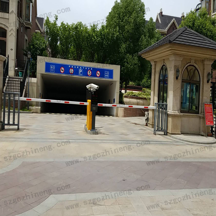 張家港伊頓花園別墅現(xiàn)場(chǎng)案例車(chē)牌識(shí)別加廣告道閘，人行通道閘（護(hù)外人臉識(shí)別加擺閘